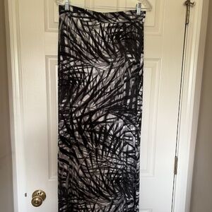 Women's APT 9 Gray, Black & White Top & Skirt Set Size M.  Excellent Condition